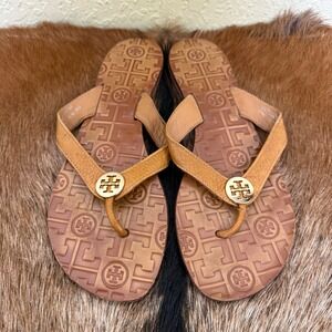 Tory Burch 8 Thora Thong Flip Flops Sandals Tan Leather Logo Embossed Beach Chic